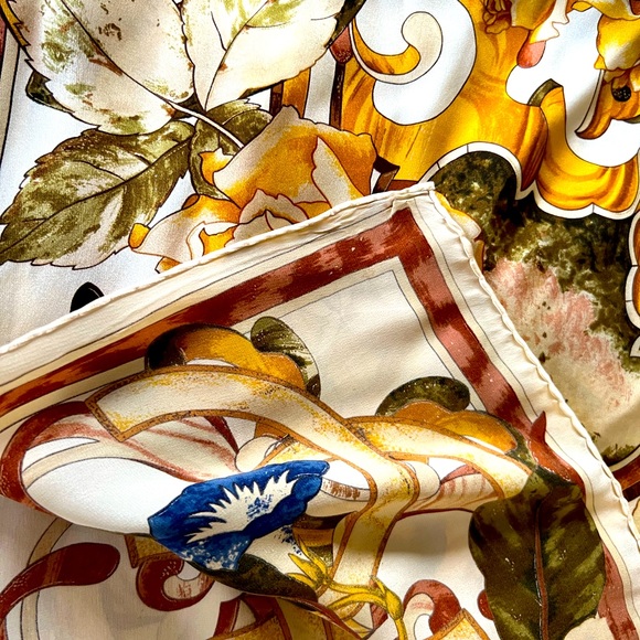 Stunning Chanel silk scarf in beautiful warm tones and classic pattern. - Picture 11 of 14